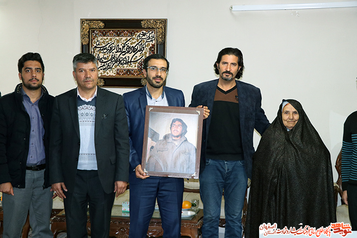 در برابر صبر زینب گونه مادران شهید باید تعظیم کرد