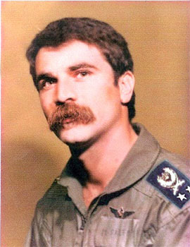 شهید بواسطه همسرش به دانشآموزان نیازمند کمک میکرد شهید بواسطه همسرش به دانشآموزان نیازمند کمک میکرد