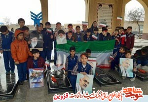 دانشآموزان گلزار شهدای تاکستان را گلباران کردند دانشآموزان گلزار شهدای تاکستان را گلباران کردند