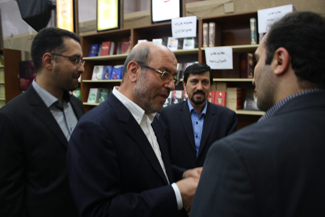 مشاور فرماندهی کل قوا در صنایع دفاعی از غرفه نشر شاهد بازدید کرد مشاور فرماندهی کل قوا در صنایع دفاعی از غرفه نشر شاهد بازدید کرد