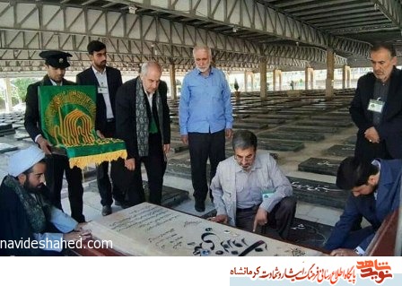 ادای احترام خدام امام رضا(ع) به شهدای کرمانشاه+ تصاویر