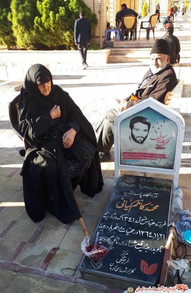 عکس/ پدر و مادر شهید «محمدکاظم کیانی» بر سر مزار فرزندشان عکس/ پدر و مادر شهید «محمدکاظم کیانی» بر سر مزار فرزندشان