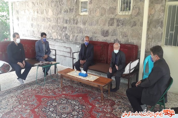 رئیس بنیاد شهید جیرفت با پدر شهیدان رئیس بنیاد شهید جیرفت با پدر شهیدان