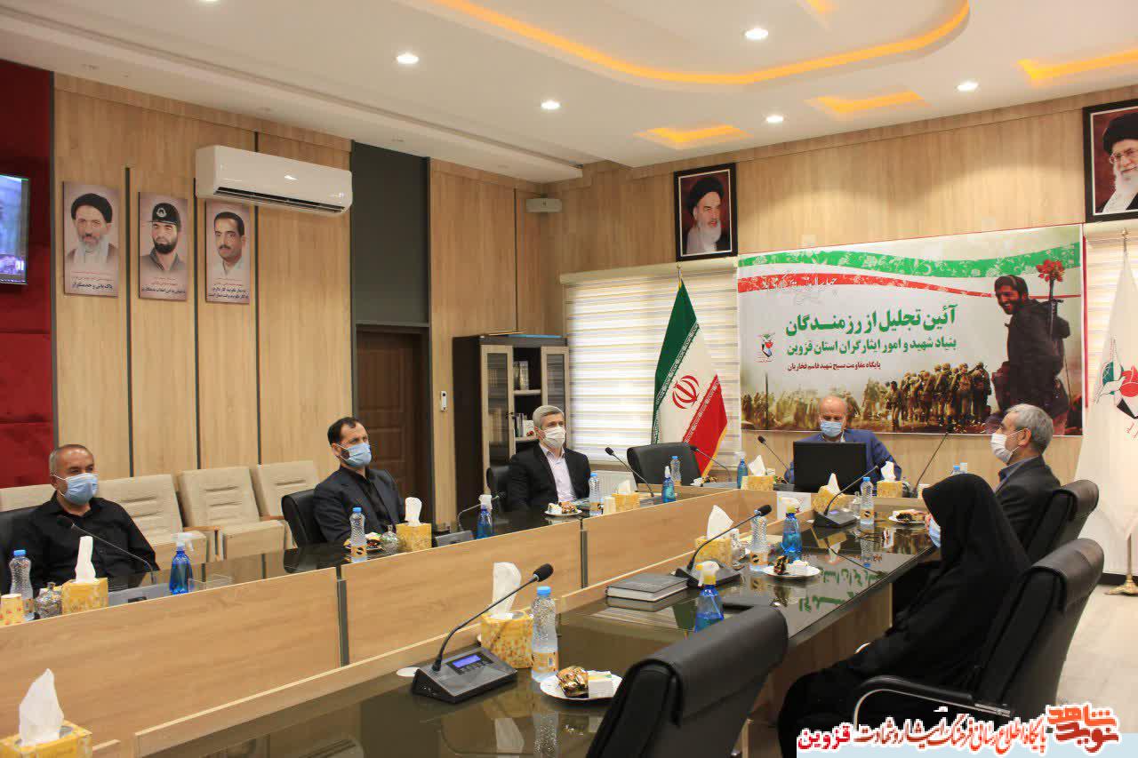 مسئولان بنیاد قزوین از کارمندان رزمنده بنیاد تجلیل کردند
