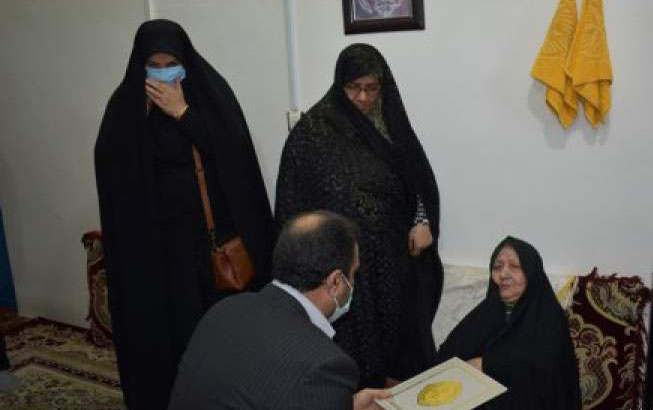دیدار فرماندار و جمعی از مسئولین شهرستان با مادران و همسران شهدا