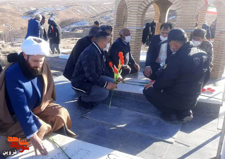 مردم روستای توآباد به مقام والای شهدای روستای توآباد ادای احترام کردند