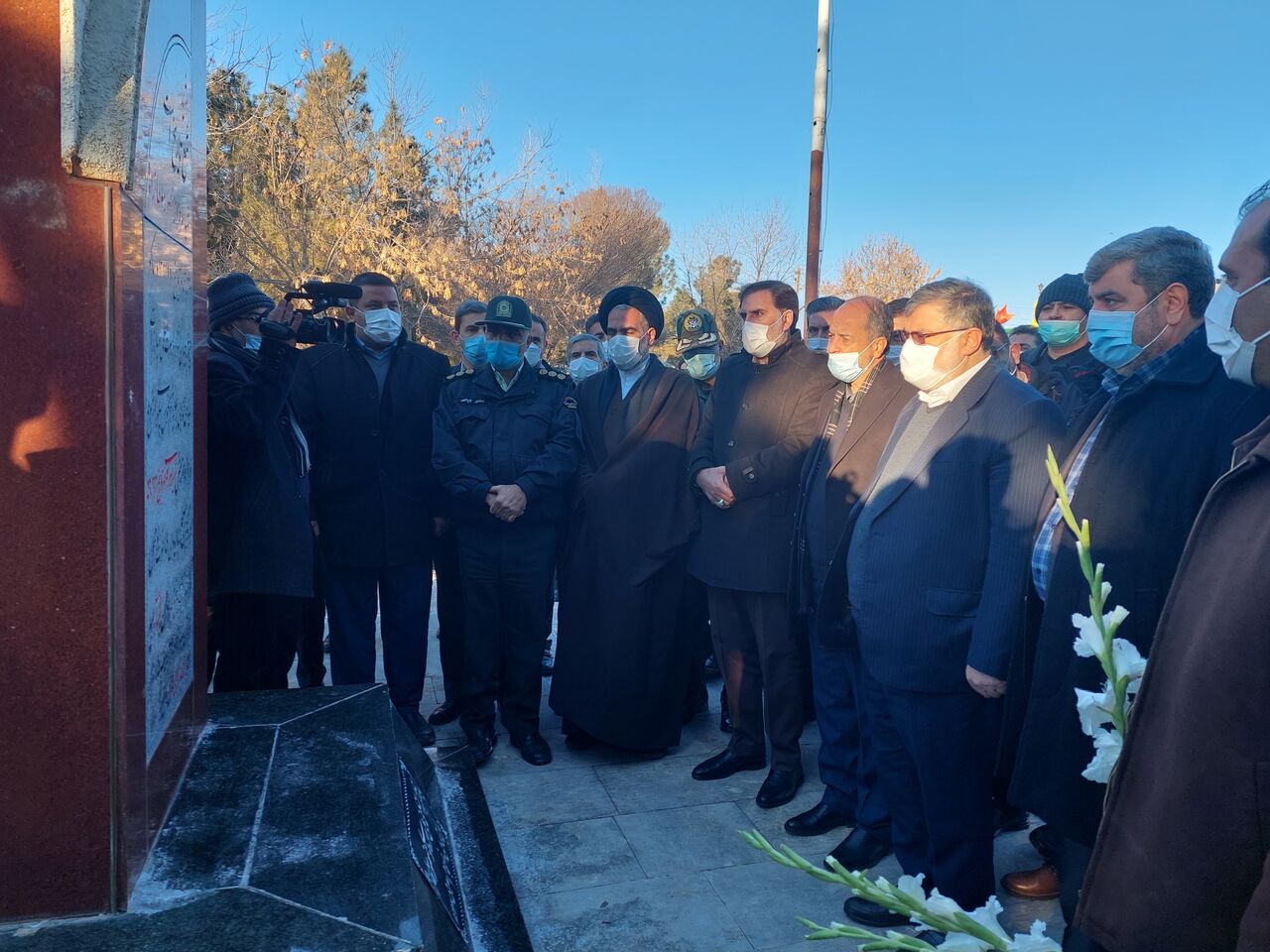 استاندار آذربایجانغربی به مقام شامخ شهدای سلماس ادای احترام کرد استاندار آذربایجانغربی به مقام شامخ شهدای سلماس ادای احترام کرد