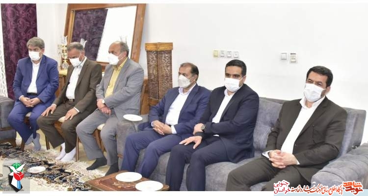 حضور استاندار خراسان جنوبی در منزل شهید 