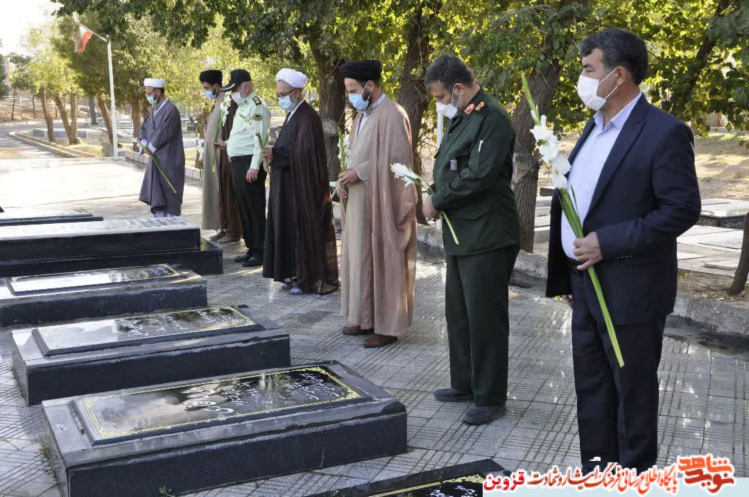 فرمانده سپاه قزوین به مقام والای شهدا ادای احترام کرد