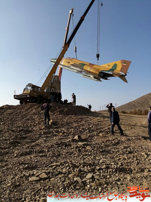 ماکت هواپیمای F۴ ساخته و نصب شد