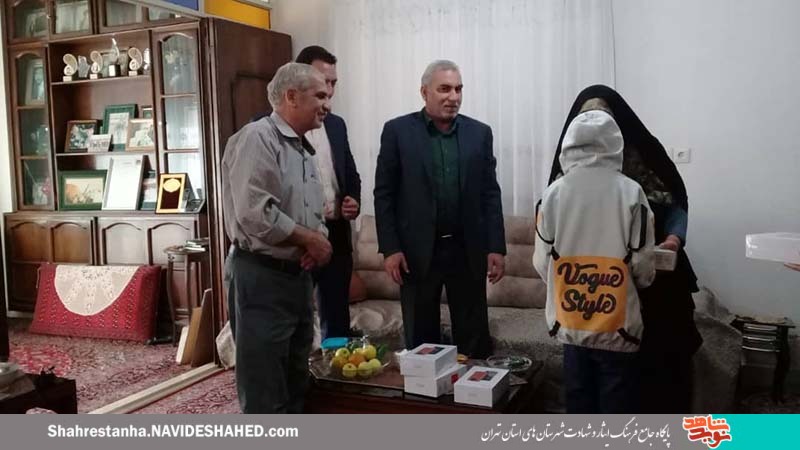 5 دستگاه تبلت به دانش آموزان کم برخوردار پاکدشتی توسط مادر شهیدان مظفر اهدا شد