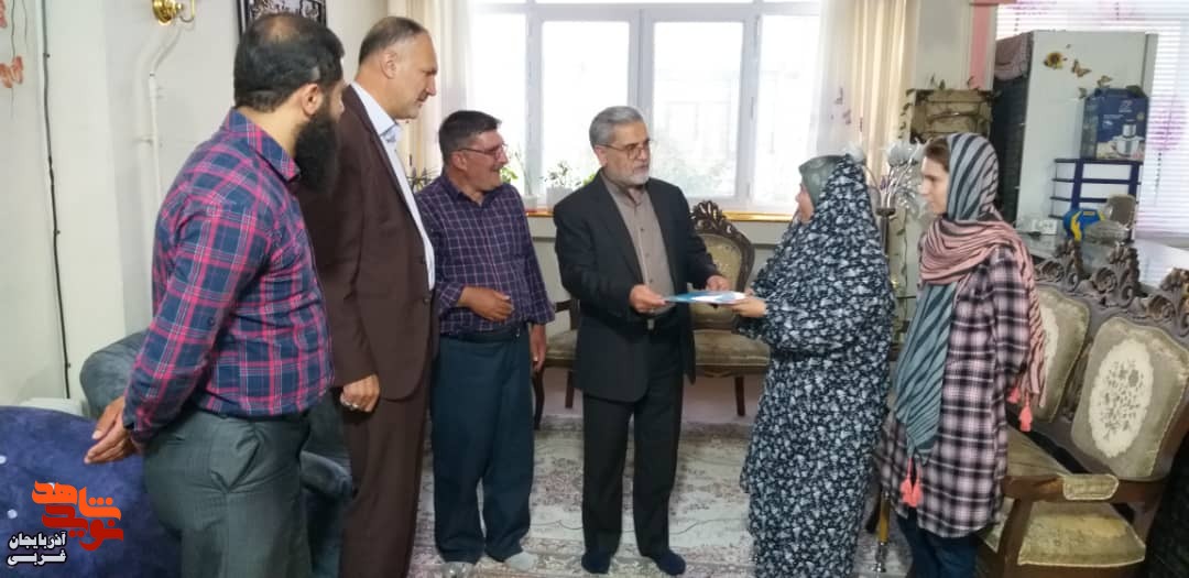 دیدار با خانواده شهید و جانباز 70 درصد سادات دیدار با خانواده شهید و جانباز 70 درصد سادات