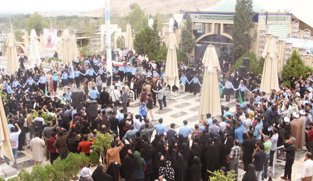 سنگ تمام گزاشتن مردمان شهر کرمان از شهید 8 ساله استان خود سنگ تمام گزاشتن مردمان شهر کرمان از شهید 8 ساله استان خود