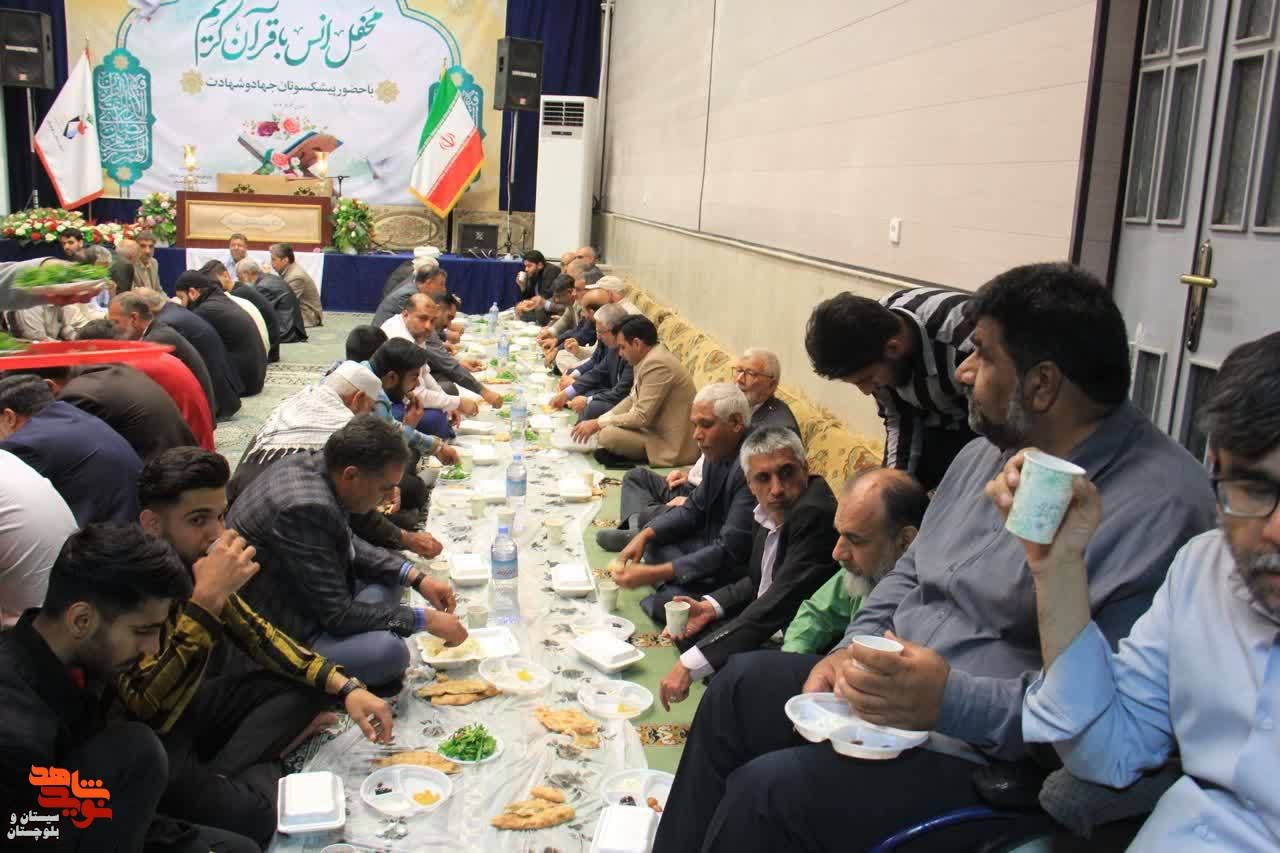 محفل انس با قرآن کریم در محل حسینیه شهدای شهرستان زاهدان برگزار شد