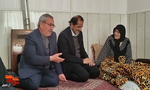 دیدار شهردار و مدیرکل حفظ آثار اردبیل با خانواده شهید «نقی نادعلی اوغلی»
