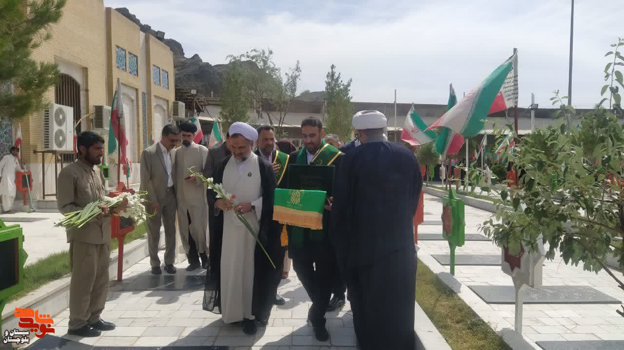 ادای احترام کاروان سفیران کریمه به مقام شامخ شهدای شهرستان زاهدان