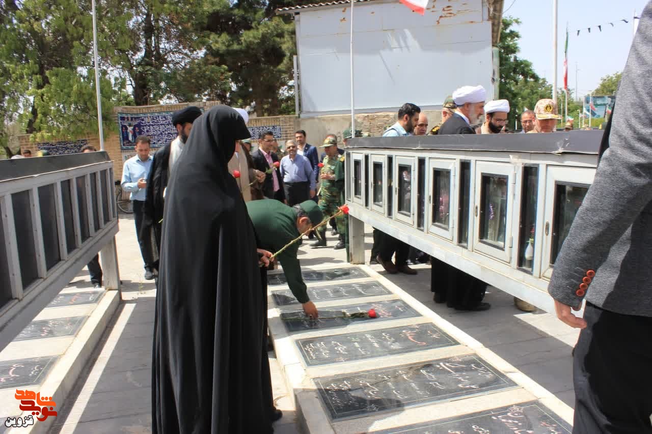 گلزار شهدای شهر قزوین گلباران شد