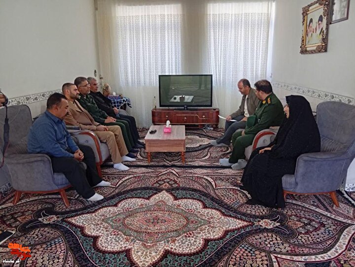 تجلیل از خانواده‌های معظم شهدای شهرستان دالاهو+تصاویر