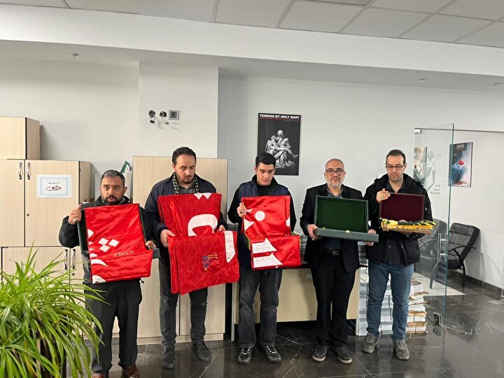 پرچم‌های متبرک حرمین اهل‌بیت(ع) به ادارات معاونت فرهنگی بنیاد شهید منتقل شد+ تصاویر