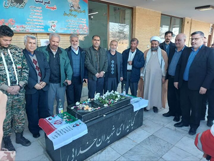 مزار شهدای غریب اسفراین هم‌زمان با رویداد «عطر و آفتاب» گلباران شد