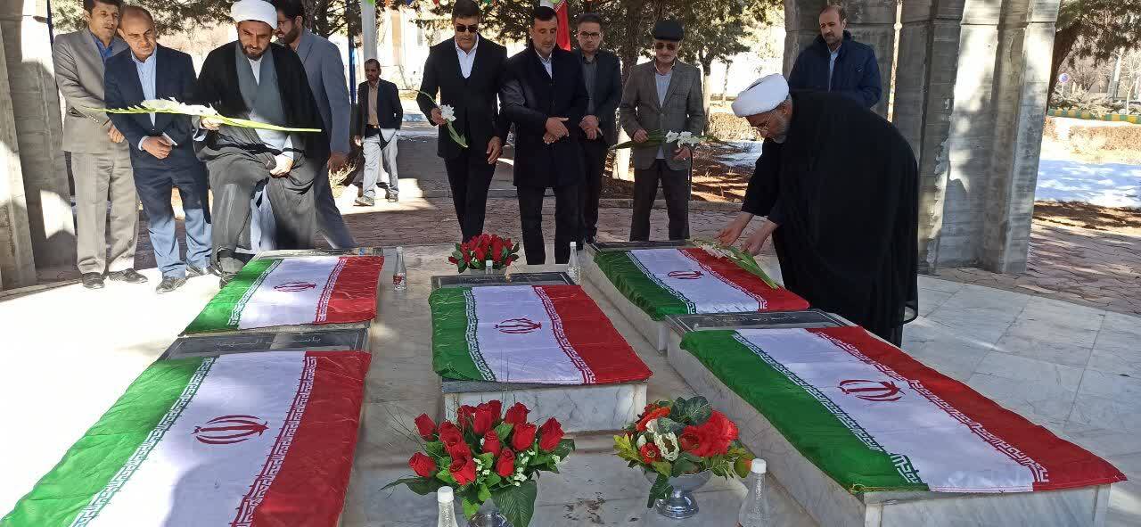 تجدید میثاق دانشگاه آزاد اسلامی شهرکرد با شهدای گمنام در دهه فجر