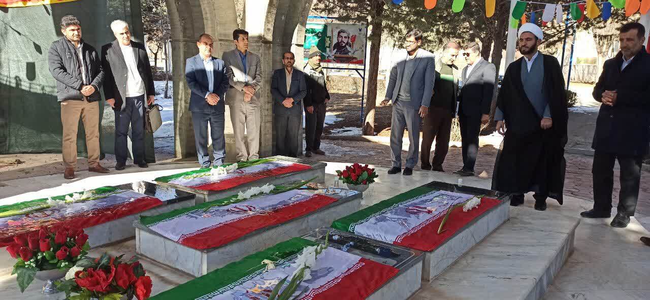 تجدید میثاق دانشگاه آزاد اسلامی شهرکرد با شهدای گمنام در دهه فجر