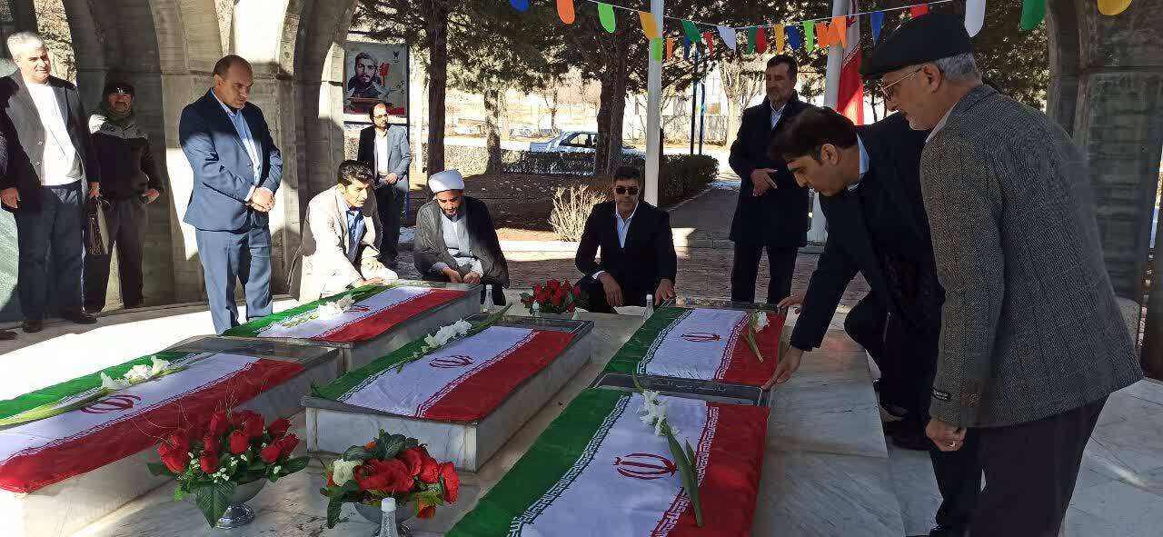 تجدید میثاق دانشگاه آزاد اسلامی شهرکرد با شهدای گمنام در دهه فجر