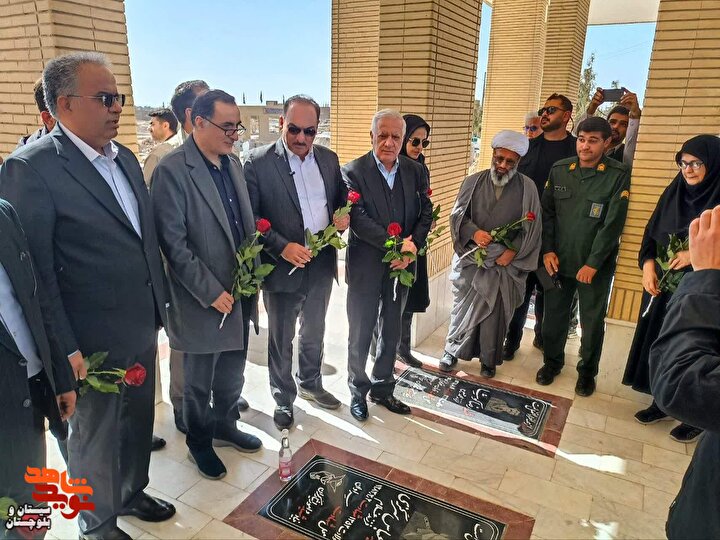 ادای احترام رئیس بنیاد شهید به مقام شامخ شهدا در نخستین سفر به سیستان و بلوچستان