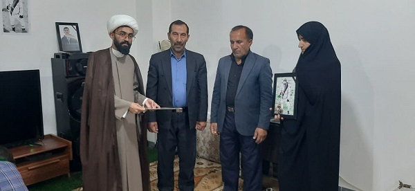 حضور کاروان زیر سایه خورشید در منزل شهید «فرشید میریان»
