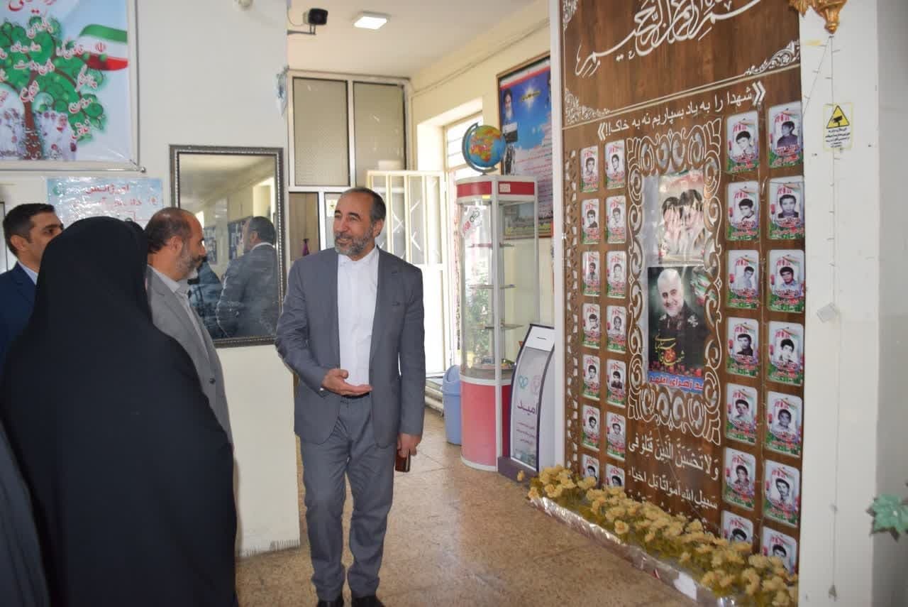 دیدار  فرماندار و ریاست بنیاد شهید و امورایثارگران  میاندوآب  از مدارس شاهد