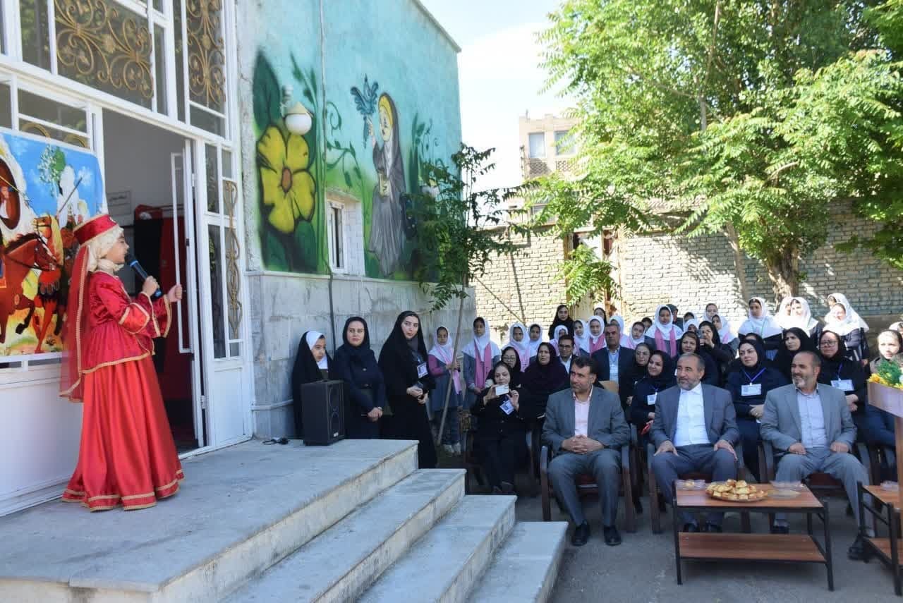 دیدار  فرماندار و ریاست بنیاد شهید و امورایثارگران  میاندوآب  از مدارس شاهد