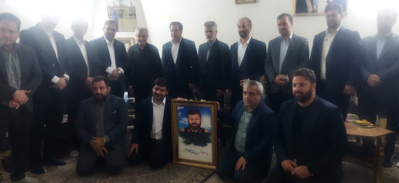 دیدار از پدر و خانواده شهید والامقام سیدمهدی موسوی، سرتیم حفاظت شهید جمهور آیت الله رییسی با حضور ریاست محترم منطقه جناب آقای رجبی و شهردار محترم منطقه ۱۳ جناب آقای دکتر نوری و دیگر همراهان .