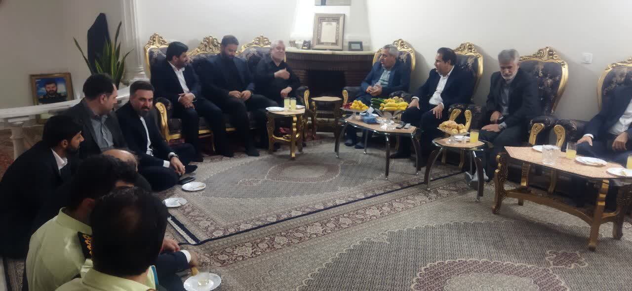 دیدار از پدر و خانواده شهید والامقام سیدمهدی موسوی، سرتیم حفاظت شهید جمهور آیت الله رییسی با حضور ریاست محترم منطقه جناب آقای رجبی و شهردار محترم منطقه ۱۳ جناب آقای دکتر نوری و دیگر همراهان .