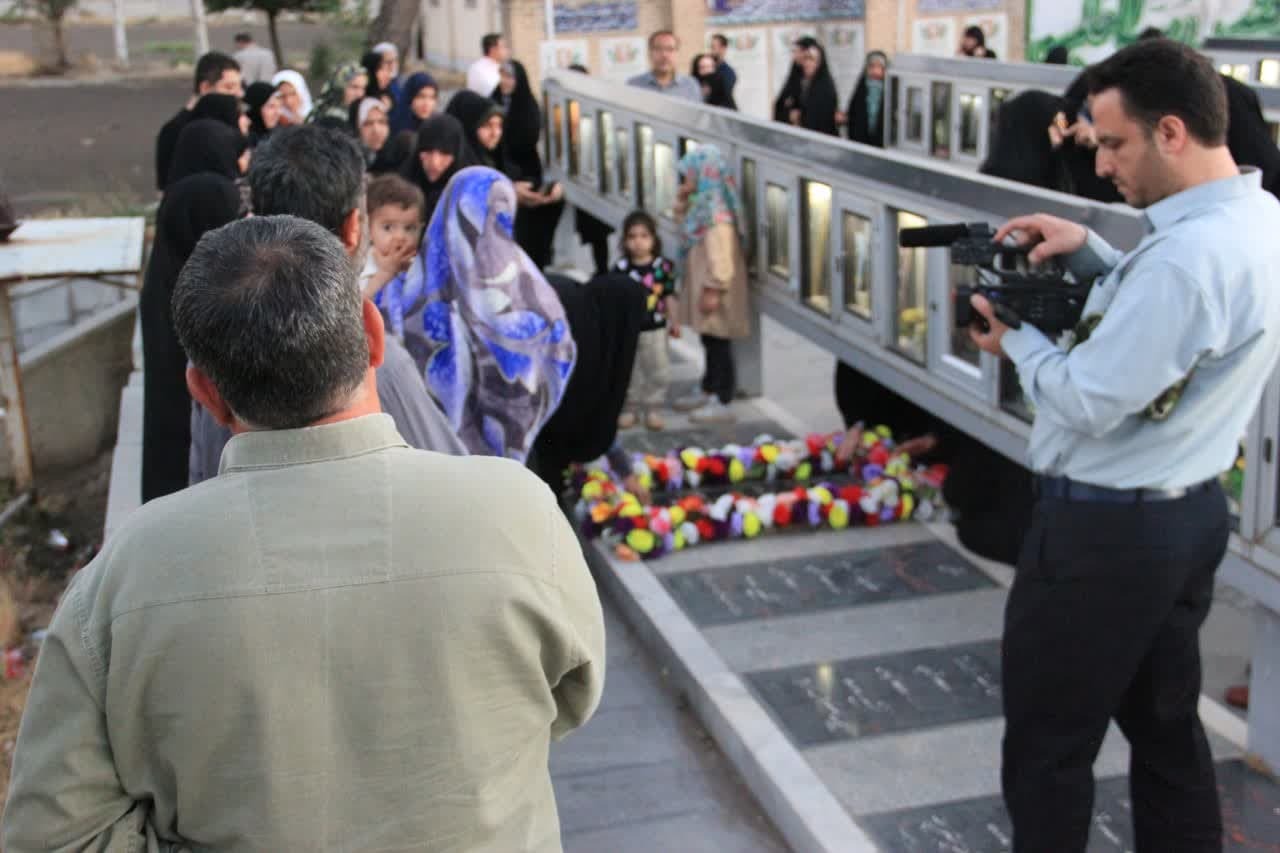 مراسم استغاثه به امام زمان(عج) در گلزار مطهر شهدای قزوین برگزار شد