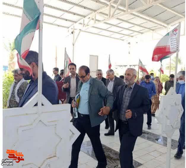 غبارروبی و عطرافشانی قبور مطهر شهدا به مناسبت سالروز آزاد سازی خرمشهر
