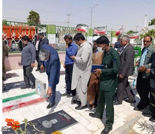غبارروبی و عطرافشانی قبور مطهر شهدا به مناسبت سالروز آزاد سازی خرمشهر