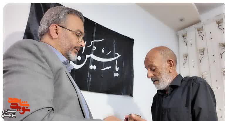 اهدای انگشتر متبرک رهبر معظم انقلاب اسلامی به خانواده شهید شایان فرد در زاهدان