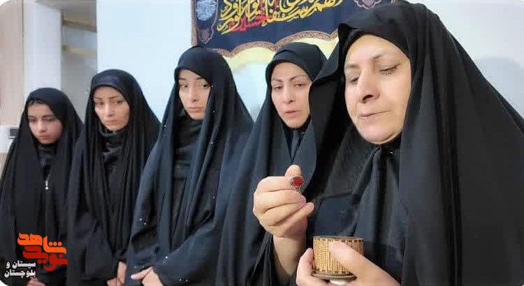 اهدای انگشتر متبرک رهبر معظم انقلاب اسلامی به خانواده شهید شایان فرد در زاهدان