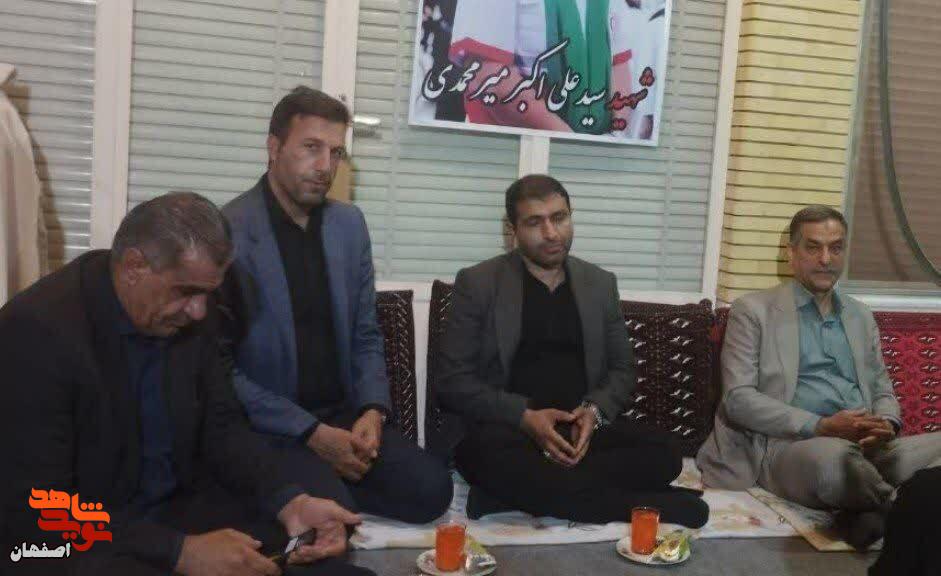 مدیرکل مسکن و تسهیلات بنیاد شهید از خانواده‌های شهدای وطن شهرضا دیدار کرد