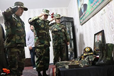 دیدار فرمانده نیروی زمینی ارتش با خانواده شهید «علی حسین محمدی»