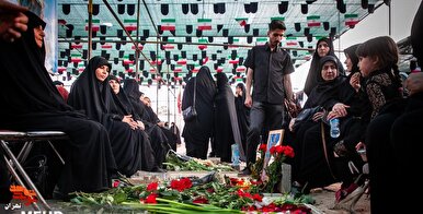 ورود پرچم متبرک حرم امام حسین(ع) به قطعه ۴۲ بهشت زهرا (س) تهران