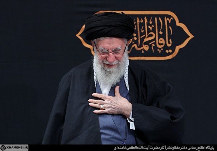 ببینید | لحظه ورود رهبر معظم انقلاب به دومین شب مراسم عزاداری ایام شهادت حضرت زهرا سلام‌الله‌علیها در حسینیه امام خمینی(ره)