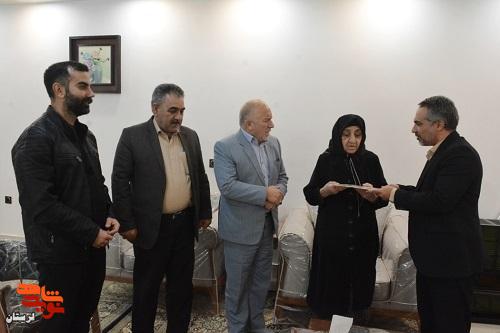 مدیرکل بنیاد شهید لرستان از ایثارگران لرستان تجلیل کرد