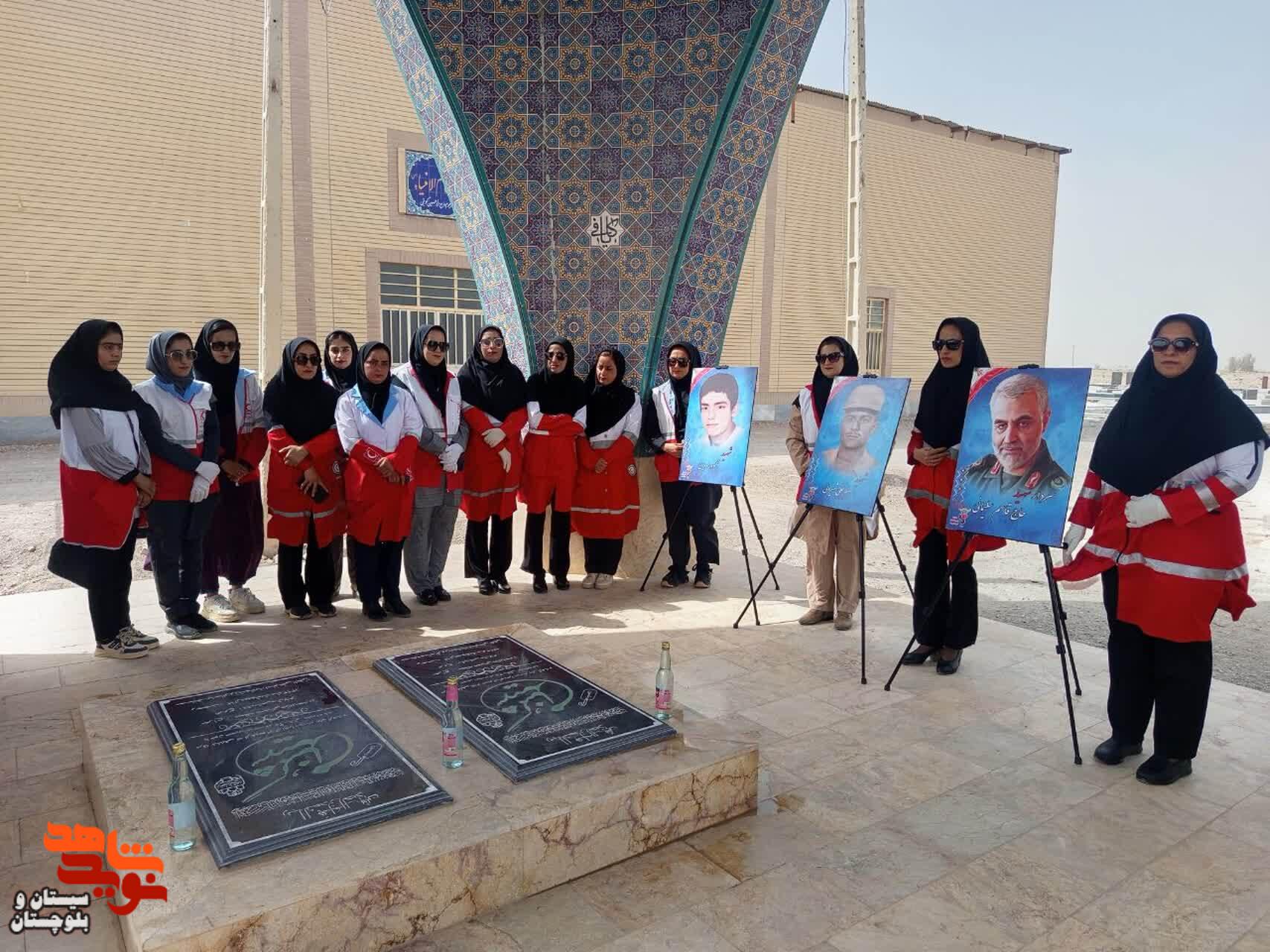 غبارروبی مزار شهدای گمنام شهرستان هیرمند