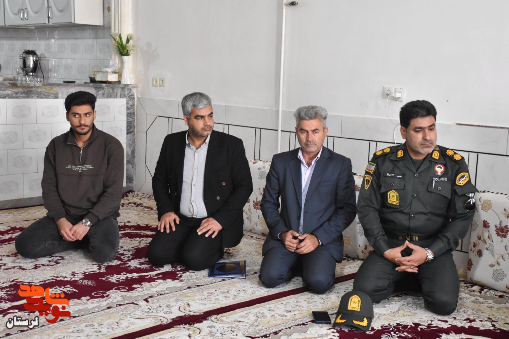 دیدار مدیرکل بنیاد شهید لرستان با خانواده جمعی از شهدای جنگ رمضان معمولان دیدار مدیرکل بنیاد شهید لرستان با خانواده جمعی از شهدای جنگ رمضان معمولان