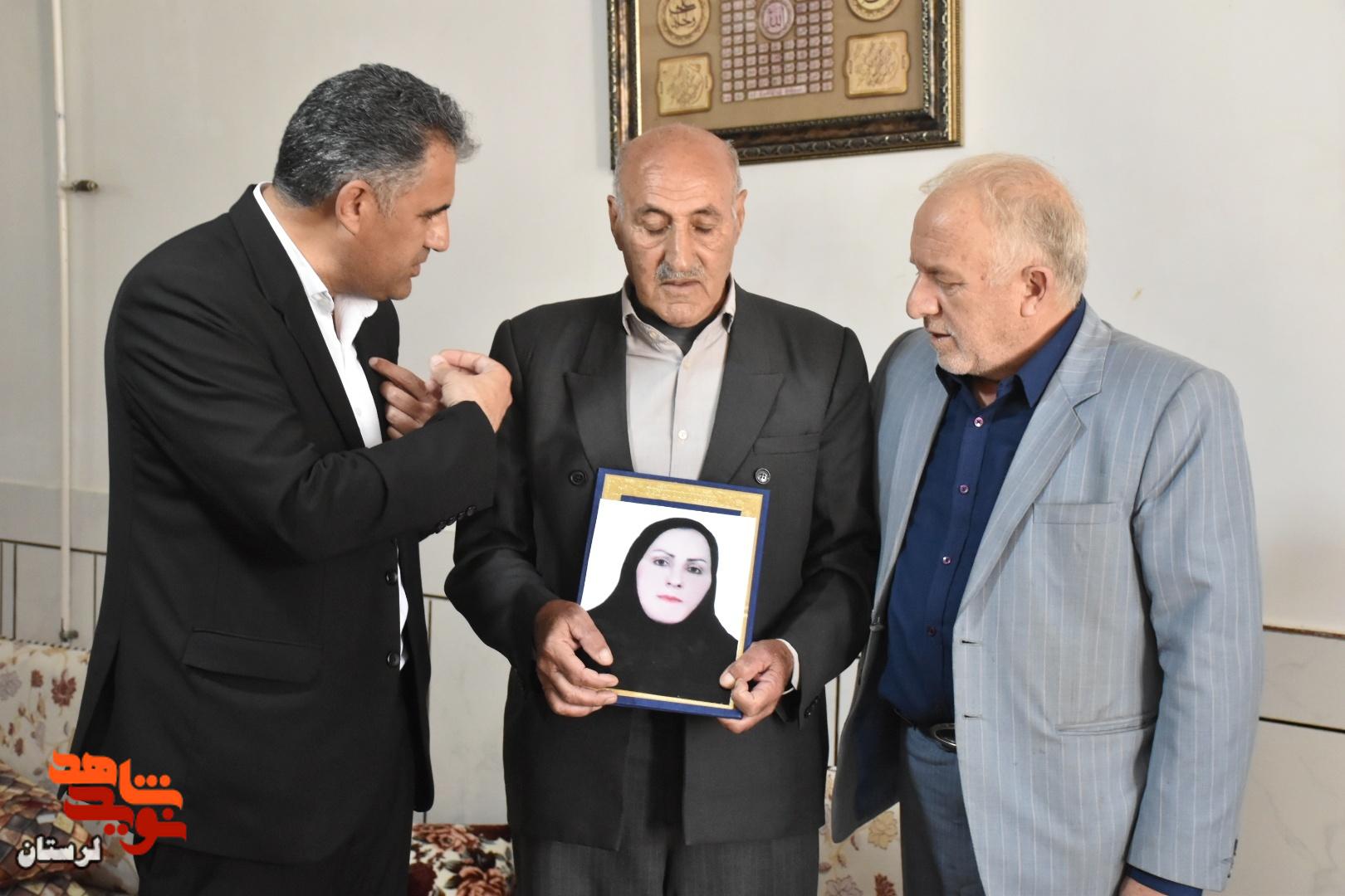 دیدار مدیرکل بنیاد شهید لرستان با خانواده جمعی از شهدای جنگ رمضان معمولان دیدار مدیرکل بنیاد شهید لرستان با خانواده جمعی از شهدای جنگ رمضان معمولان