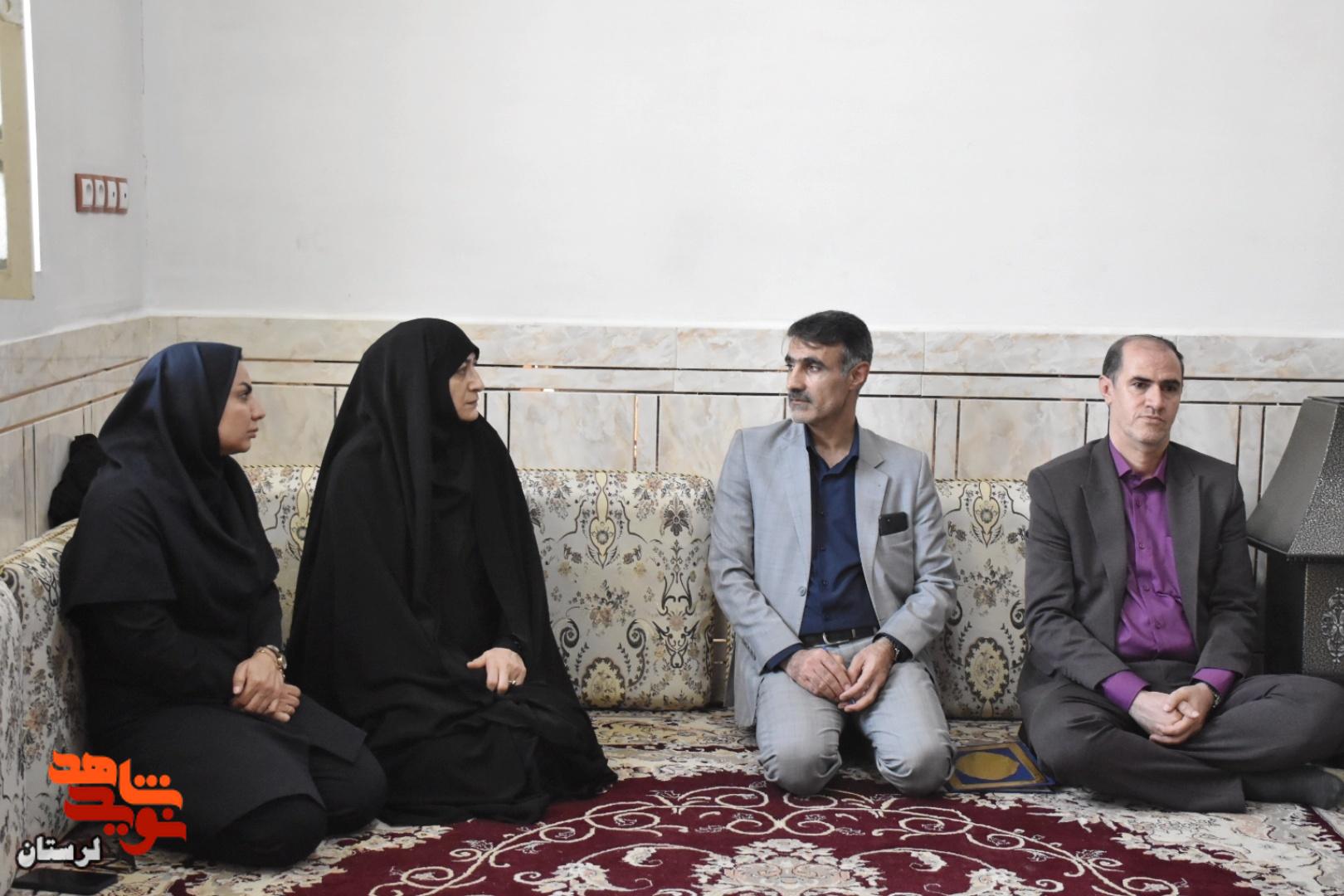 دیدار مدیرکل بنیاد شهید لرستان با خانواده جمعی از شهدای جنگ رمضان معمولان دیدار مدیرکل بنیاد شهید لرستان با خانواده جمعی از شهدای جنگ رمضان معمولان