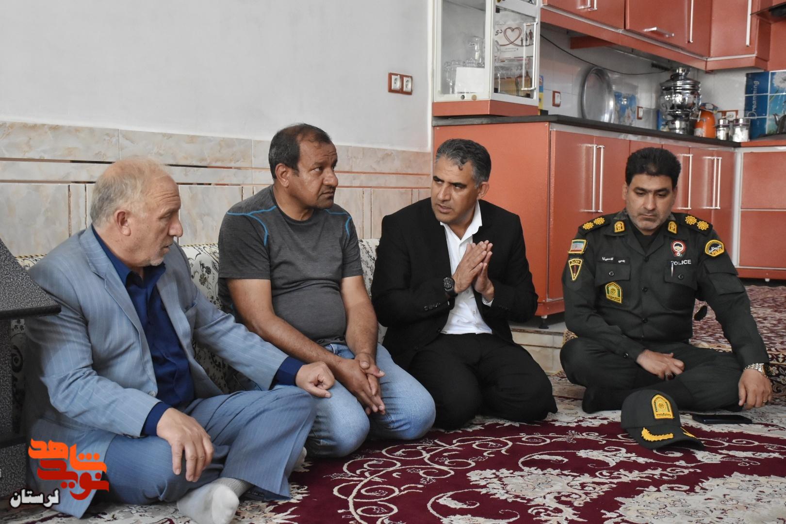 دیدار مدیرکل بنیاد شهید لرستان با خانواده جمعی از شهدای جنگ رمضان معمولان دیدار مدیرکل بنیاد شهید لرستان با خانواده جمعی از شهدای جنگ رمضان معمولان