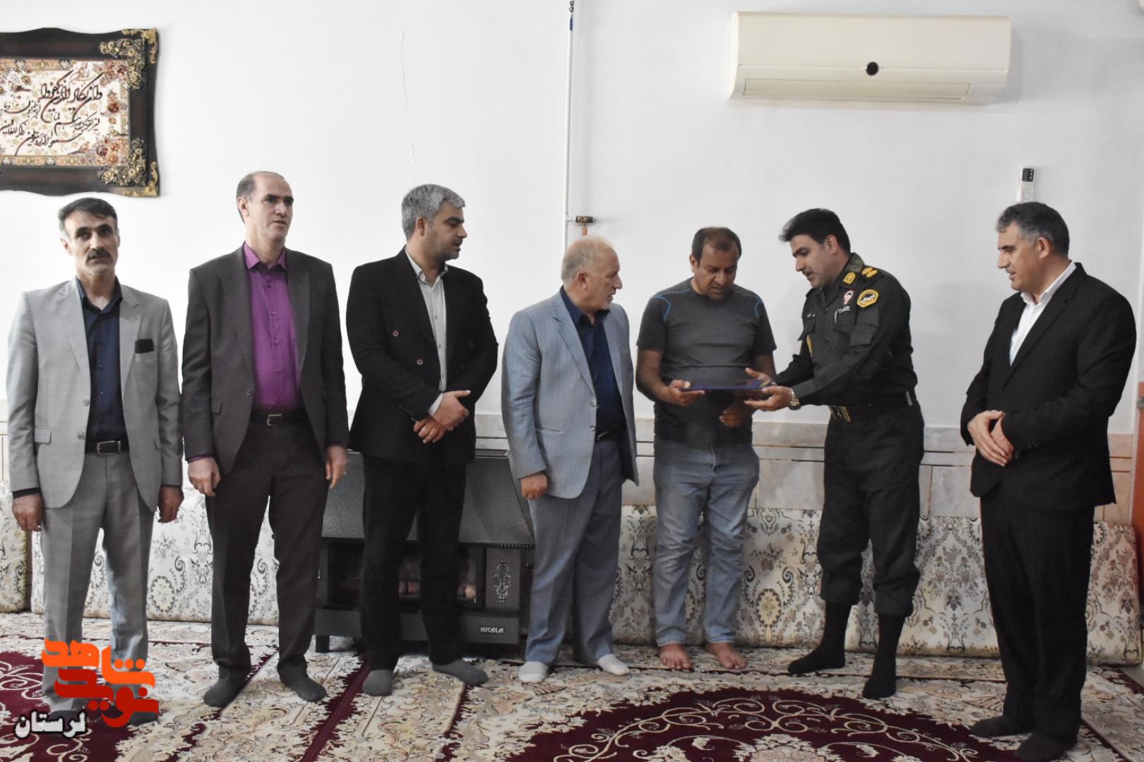 دیدار مدیرکل بنیاد شهید لرستان با خانواده جمعی از شهدای جنگ رمضان معمولان دیدار مدیرکل بنیاد شهید لرستان با خانواده جمعی از شهدای جنگ رمضان معمولان