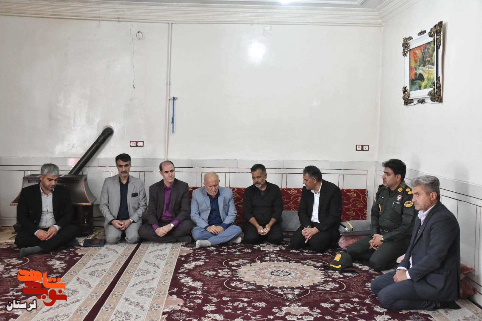 دیدار مدیرکل بنیاد شهید لرستان با خانواده جمعی از شهدای جنگ رمضان معمولان دیدار مدیرکل بنیاد شهید لرستان با خانواده جمعی از شهدای جنگ رمضان معمولان